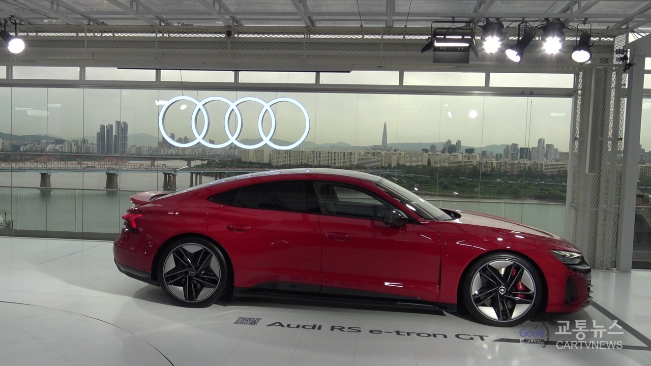아우디 순수전기차 e-트론 GT 출시...사실상 포르쉐 타이칸 < 신차출시 & 공개/인사 < 자동차/부품/국방/농기계 < 기사본문 -  교통뉴스