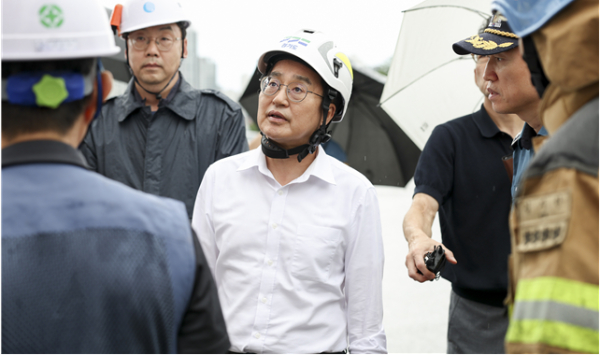 안양시 민생경제 현장 투어 중 발생한 안전사고 현장으로 출동한 김동연 경기도지사