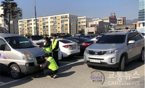 자동차 세금 담당 공무원이 체납 차량 앞 번호판 떼서 영치하는 단속 중