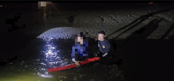 태안해경, 9일 진산리 갯벌 고립자 2명 구조하는 모습(사진=태안해양경찰서)