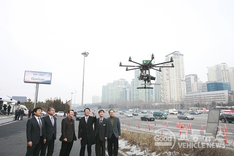 고속도로 정체 시 하늘에 투입돼 위반차량과 얌체 차량 적발하는 한국도로공사 드론(교통뉴스D/B)