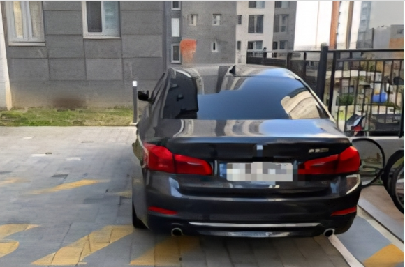 공동주택 내 소방차 전용 구역에 불법 주차한 차량