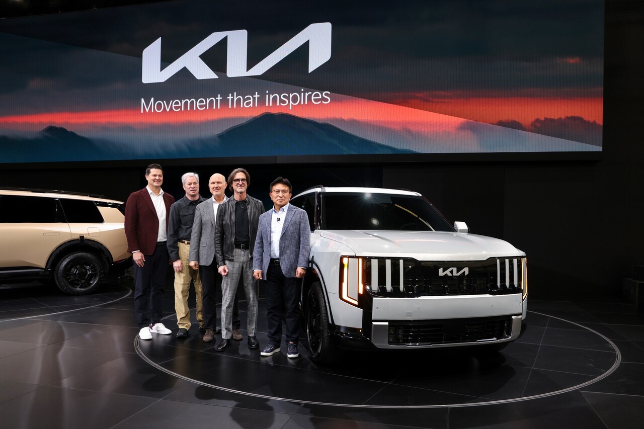 각진 스타일에 수직적 요소를 더한 앞뒷모습이 특징이다. 사진=기아