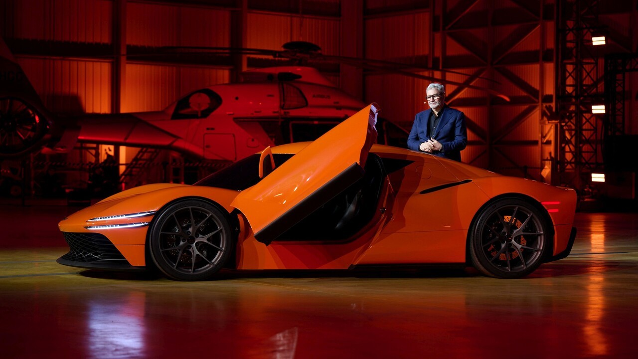 20일 열린 마그마 월드 프리미어 행사에서 현대차그룹 CDO(글로벌 디자인 본부장) 겸 CCO(최고 크리에이티브 책임자) 루크 동커볼케 사장이 제네시스 '마그마 GT 콘셉트'를 소개하는 모습. (사진=제네시스)