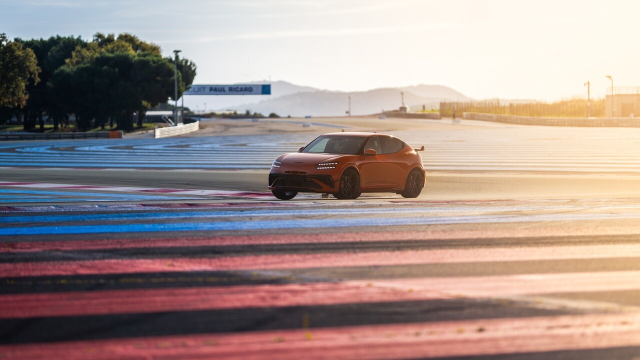 프랑스 폴 리카르 서킷을 주행 중인'GV60 마그마'. (사진= 제네시스)